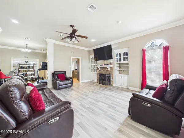 $2,400 | 430 Planters Row, Lafayette, LA 70508