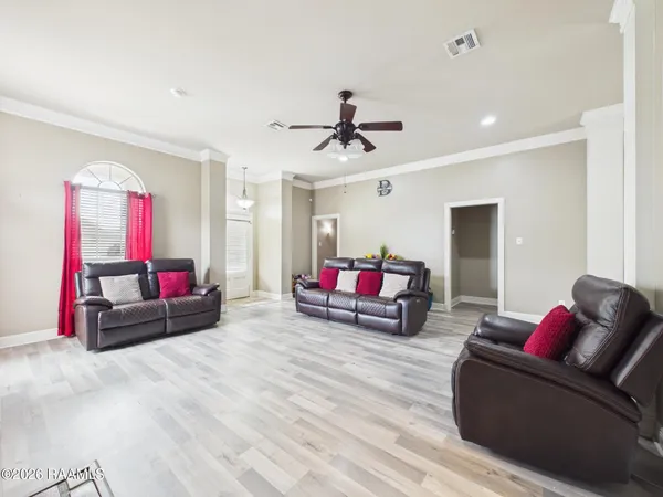 $2,400 | 430 Planters Row, Lafayette, LA 70508