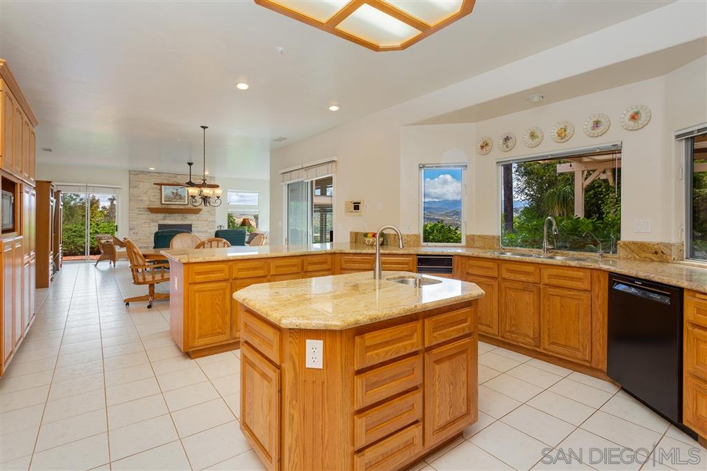 10178-76 Lilac Ridge Road Escondido, CA 92026 - Photo 3 of 25