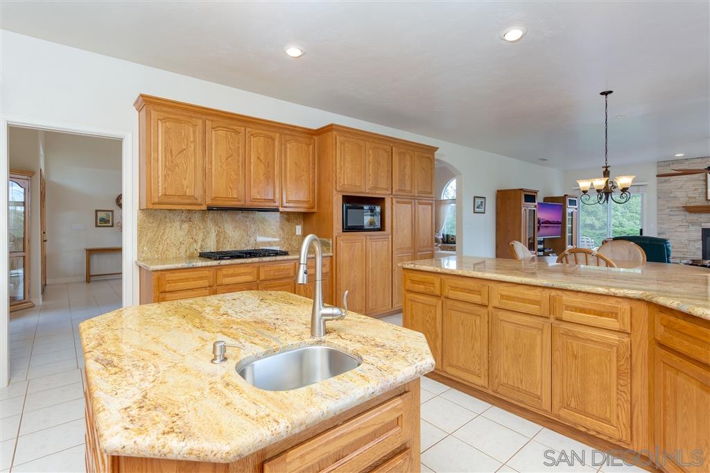 10178-76 Lilac Ridge Road Escondido, CA 92026 - Photo 4 of 25