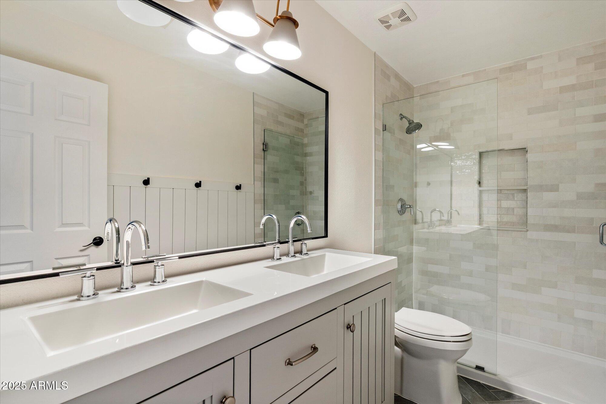 2314 East Paraiso Drive Phoenix, AZ 85024 - Photo 19 of 20 Guest Bathroom