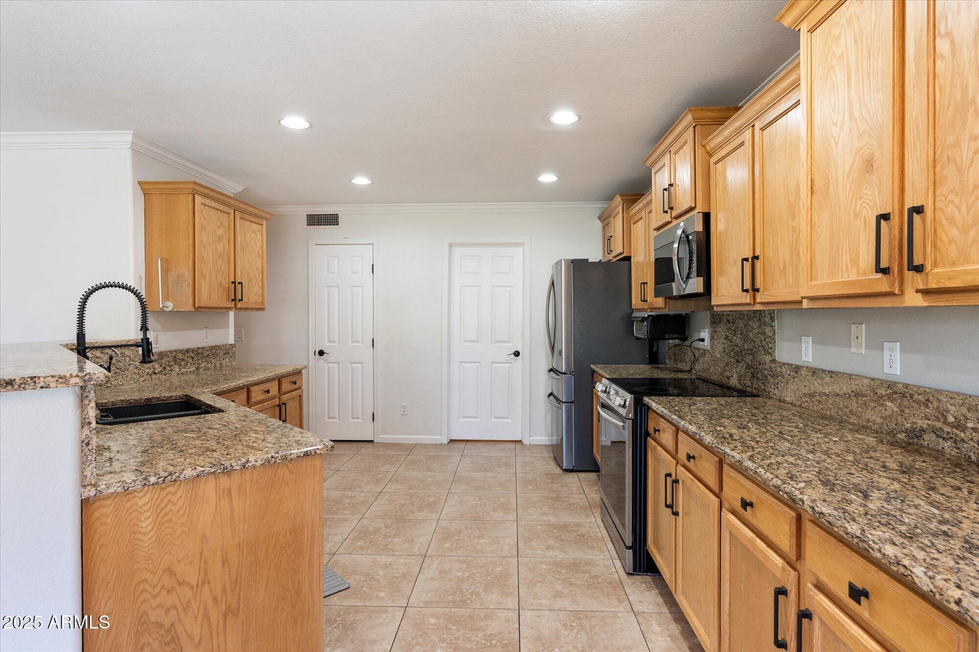2314 East Paraiso Drive Phoenix, AZ 85024 - Photo 7 of 20 Kitchen