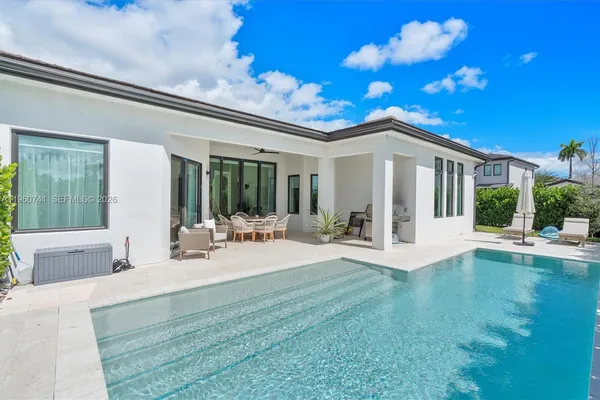 a picture of a book shelf