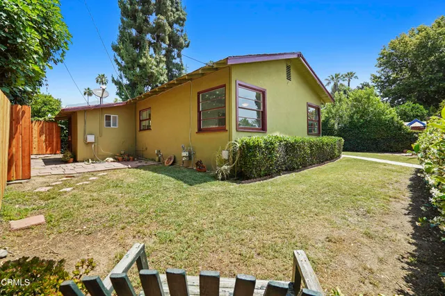 a view of a house with a backyard