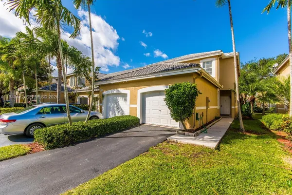 a view of a house with backyard and garden