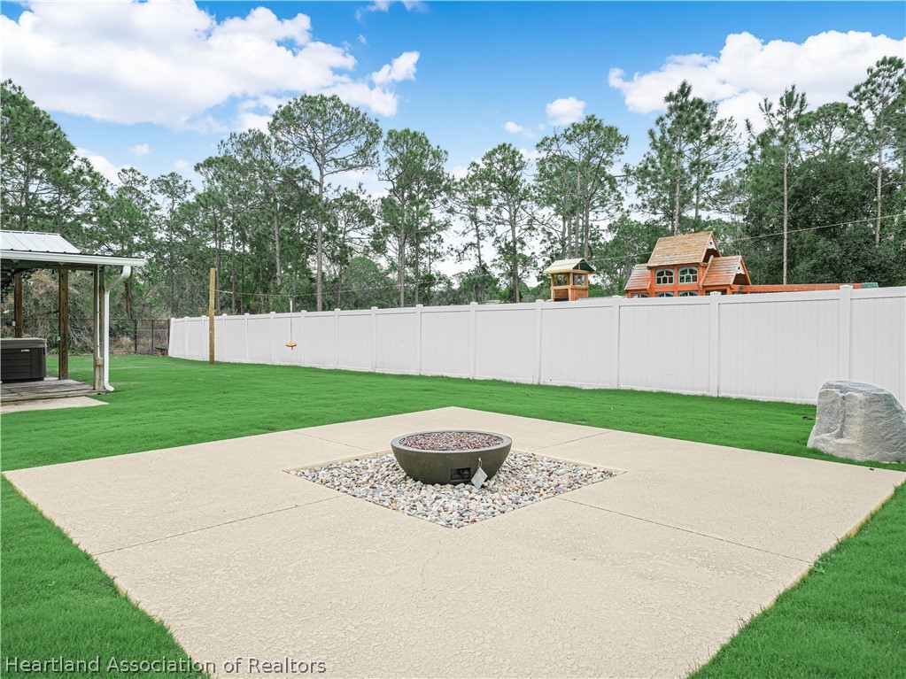 5430 Lakewood Road Sebring, FL 33875 - Photo 28 of 40 a view of a backyard with a garden and entertaining space