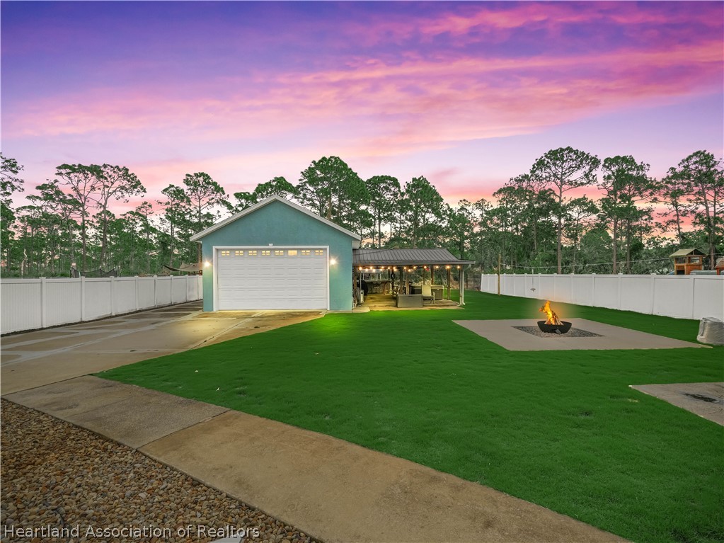 5430 Lakewood Road Sebring, FL 33875 - Photo 4 of 40 a backyard of a house with table and chairs