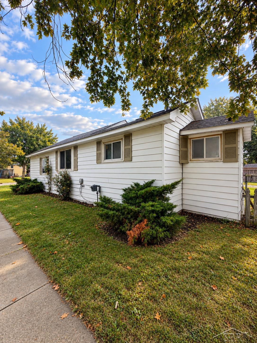 200 18th Street Bay City, MI 48708 - Photo 2 of 18 50222927-0a8c2ba4-3d1e-4b87-9881-87ea5c036543.JPG