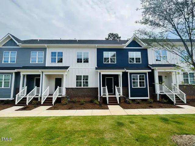 a view of a yard in front of house