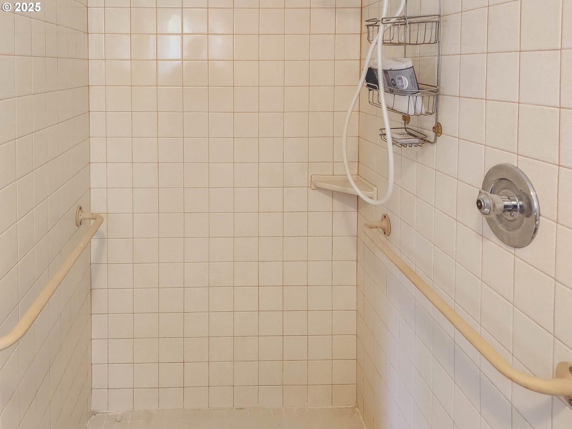 1260 Canyonville-Riddle Road Riddle, OR 97469 - Photo 15 of 44 a bathroom with a shower