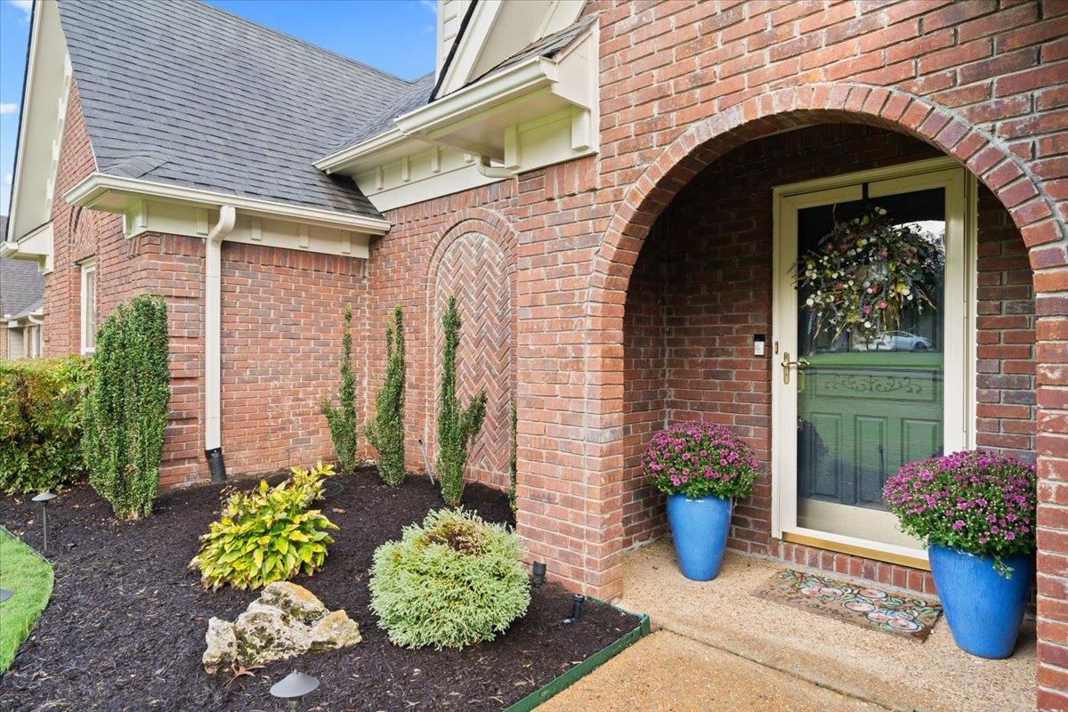 276 Morton Road Collierville, TN 38017 - Photo 2 of 33 a front view of a house with a garden