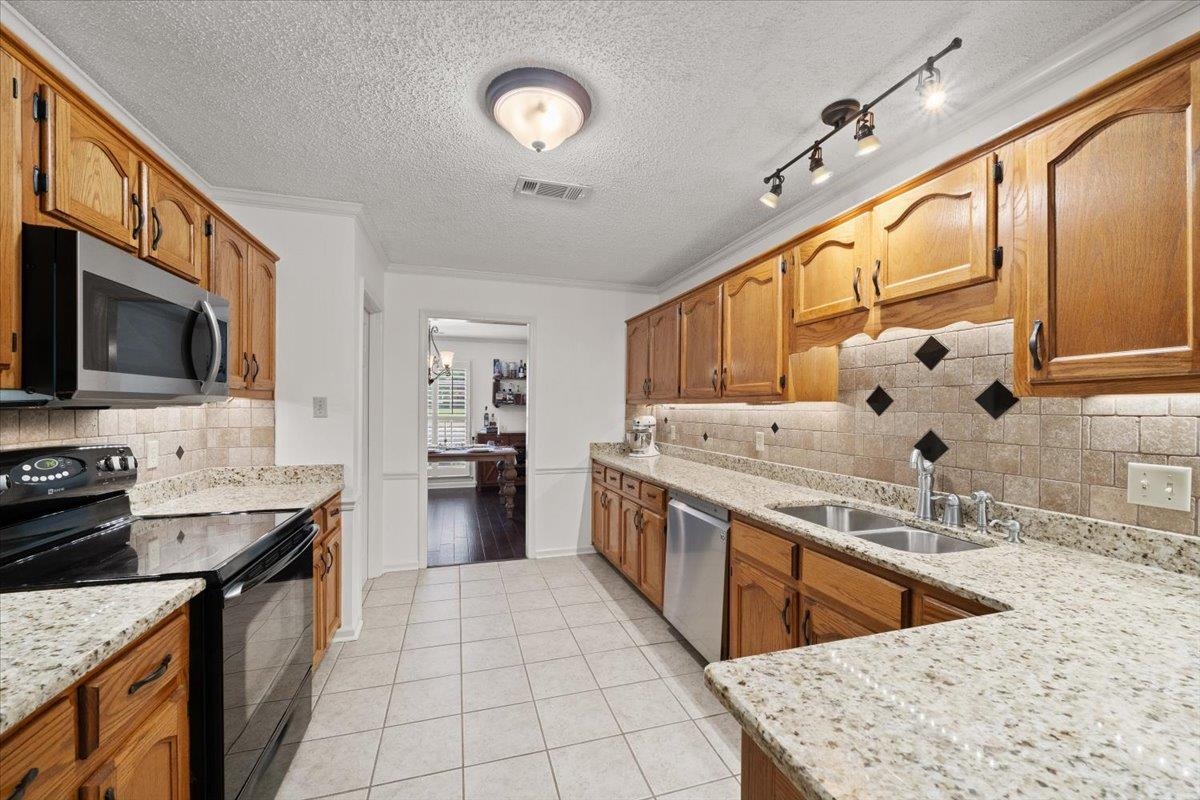 276 Morton Road Collierville, TN 38017 - Photo 9 of 33 a kitchen with stainless steel appliances granite countertop a sink stove and refrigerator