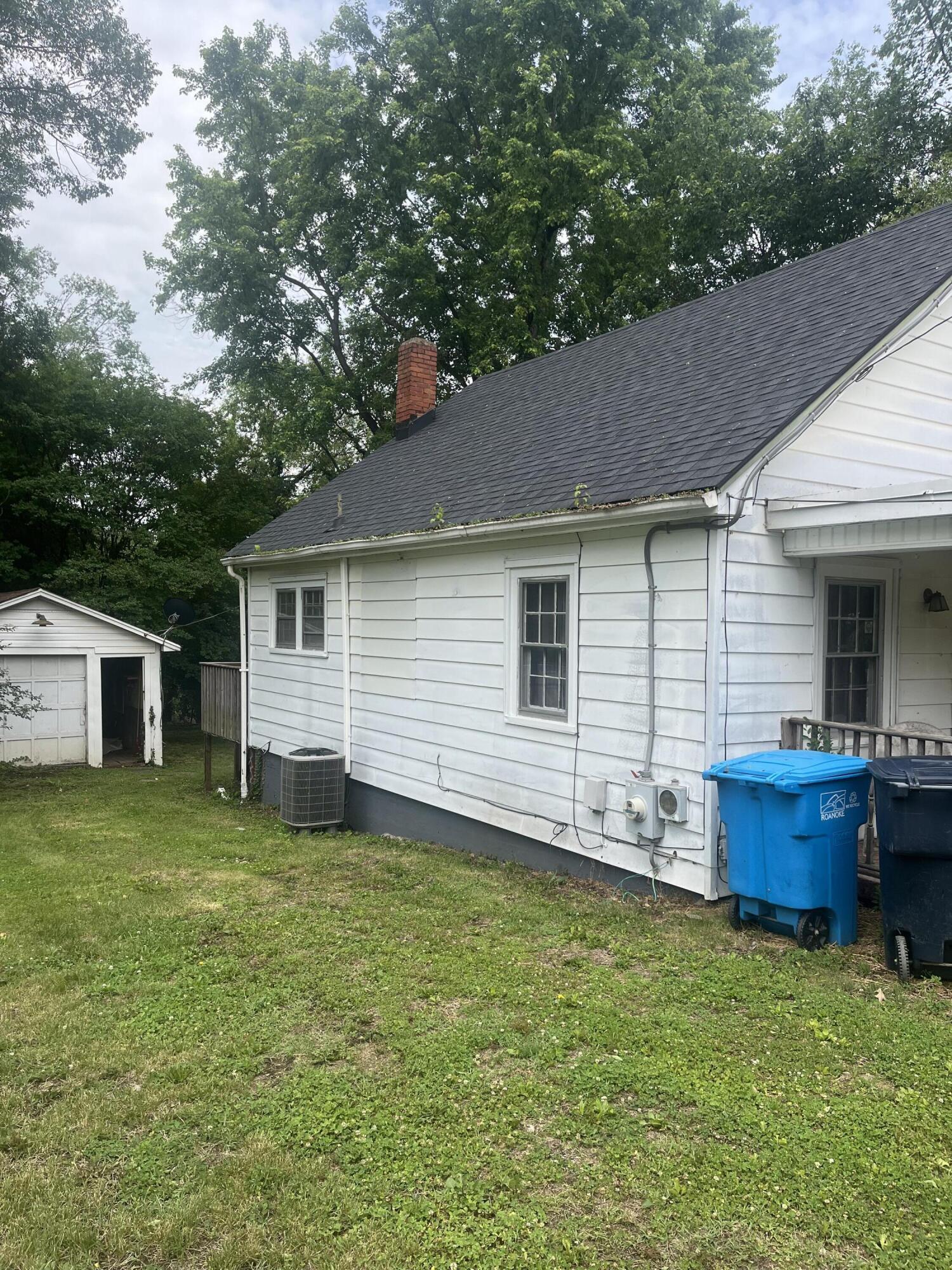 1815 Riverdale Road Southeast Roanoke, VA 24014 - Photo 2 of 10 a house view with a garden space