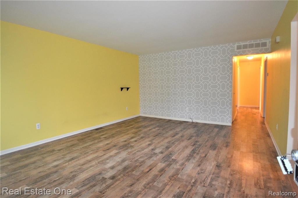 3091 Gerald Avenue Rochester, MI 48307 - Photo 2 of 11