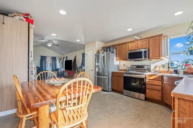 $305,000 | 226 Garnet Avenue East, Fairfield, ID 83327