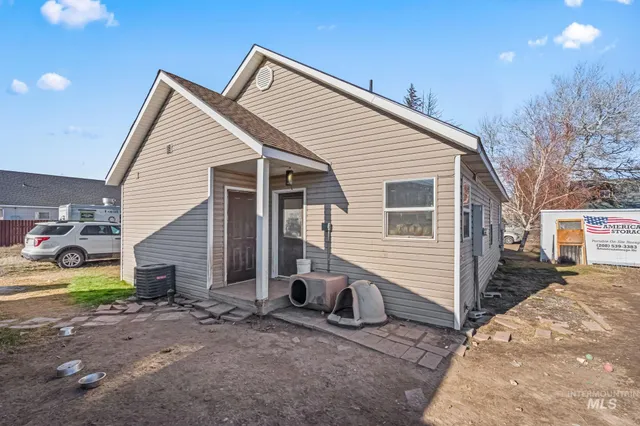 $305,000 | 226 Garnet Avenue East, Fairfield, ID 83327