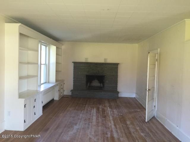 39 Sterling Road Mount Pocono, PA 18344 - Photo 11 of 22 Living Room