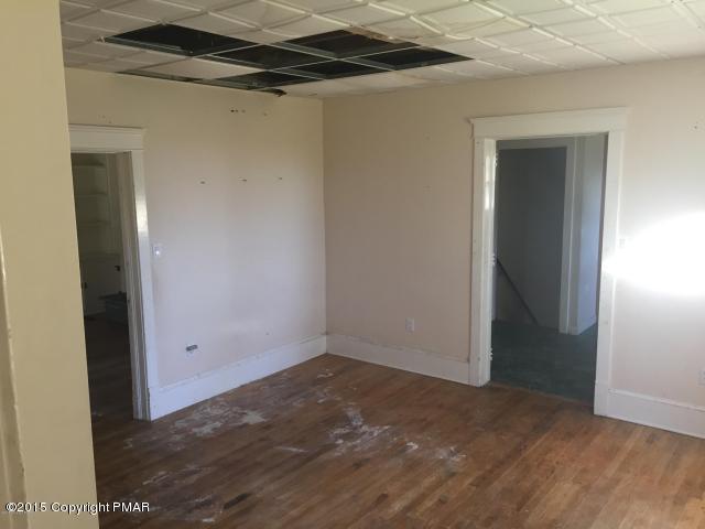39 Sterling Road Mount Pocono, PA 18344 - Photo 3 of 22 20151109161941683104000000-o