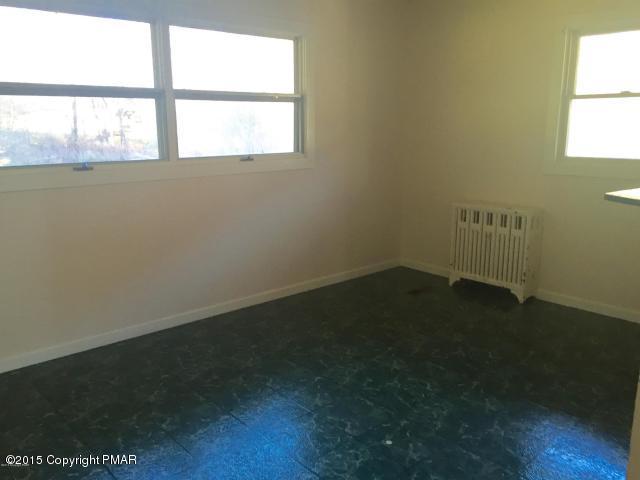 39 Sterling Road Mount Pocono, PA 18344 - Photo 4 of 22 20151109161956976201000000-o