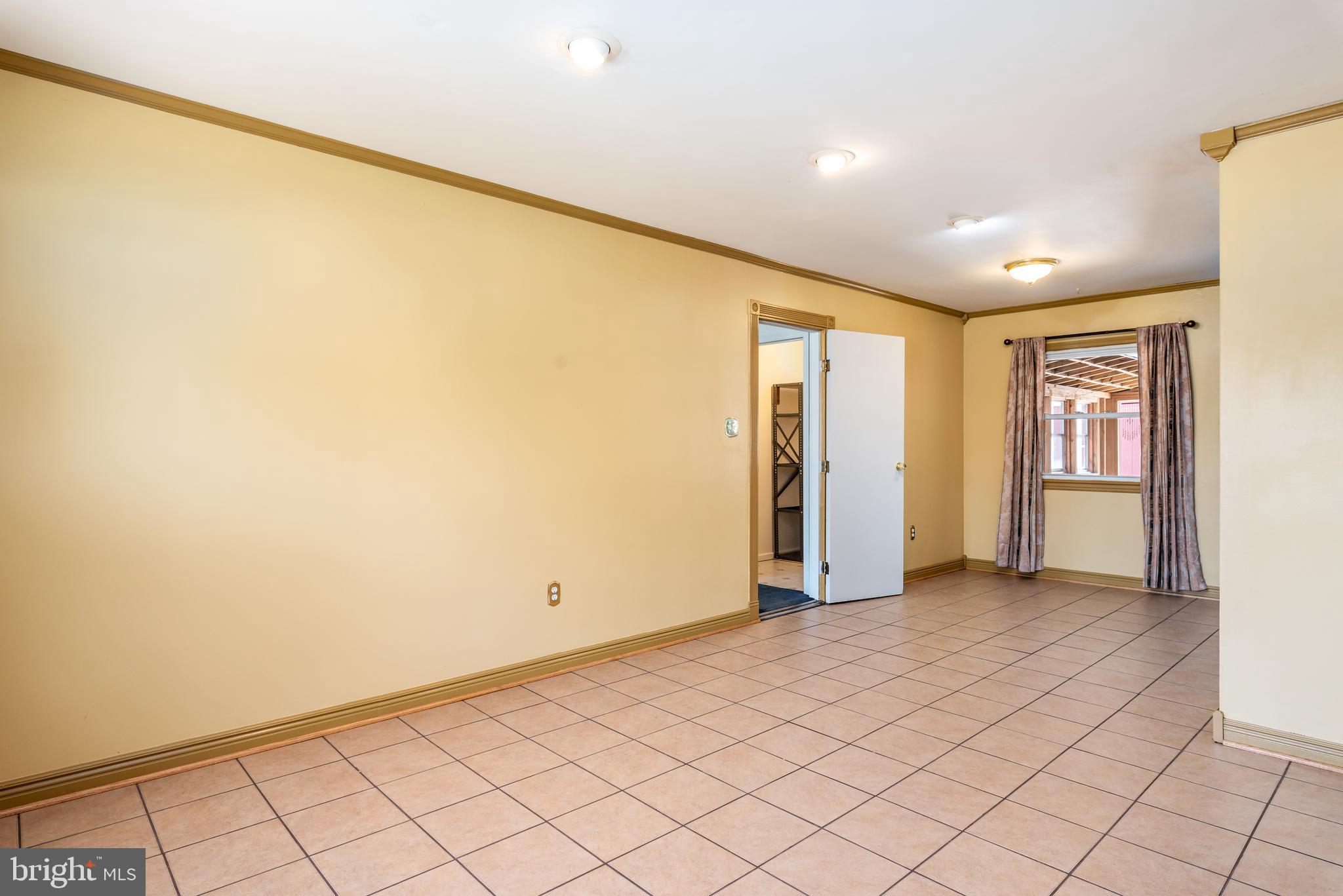 1027 South Hoga Road Sterling, VA 20164 - Photo 15 of 32 Living Room/Dining Area