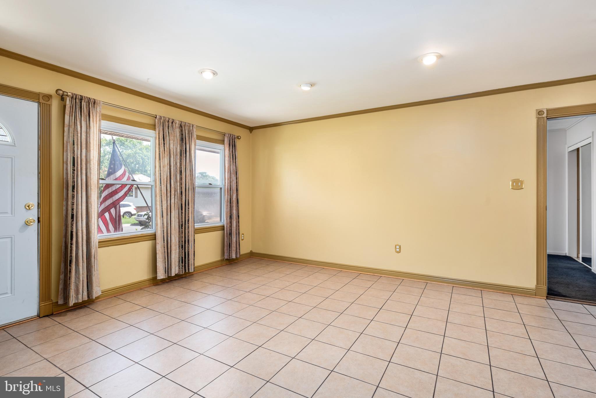 1027 South Hoga Road Sterling, VA 20164 - Photo 16 of 32 Living Room