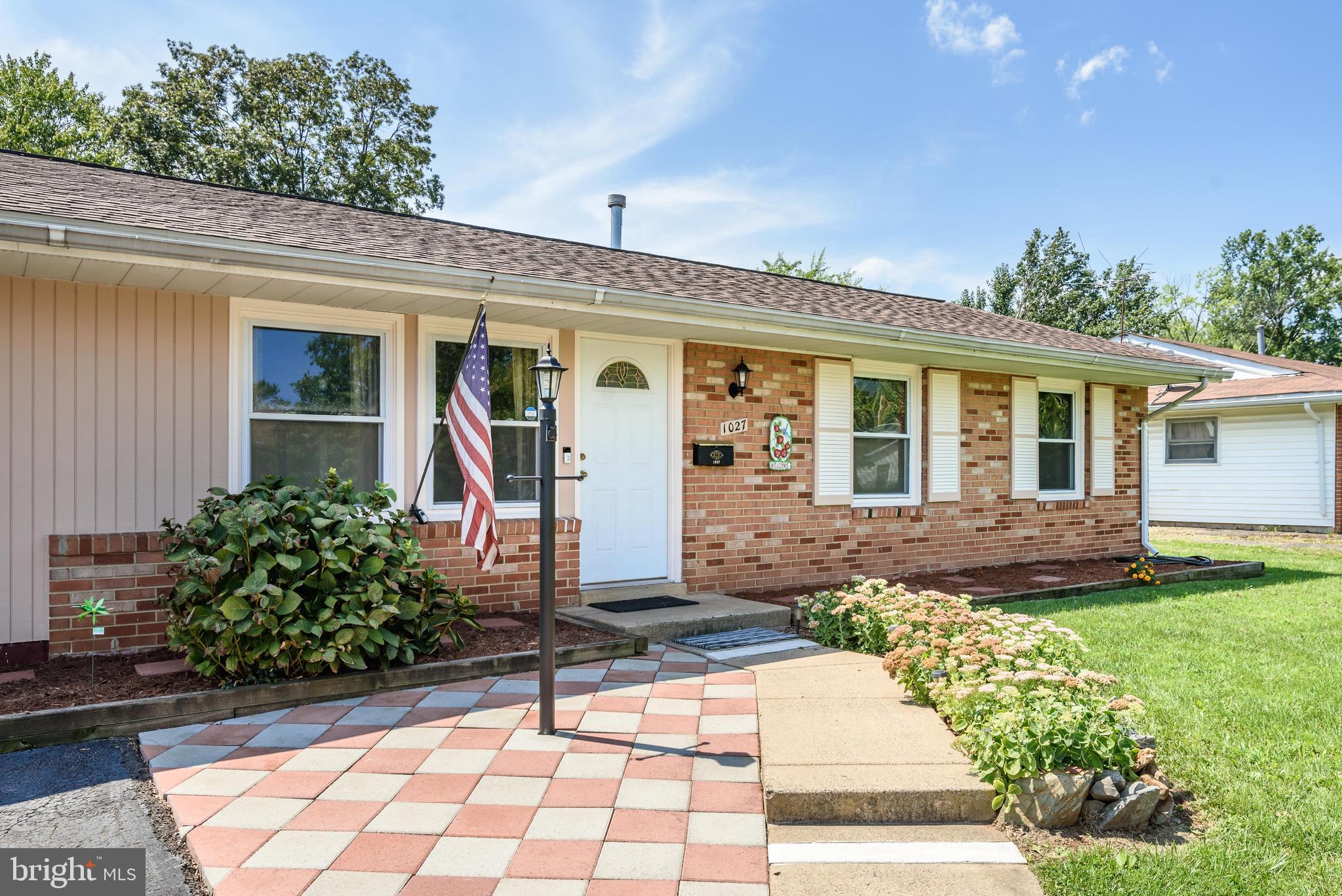 1027 South Hoga Road Sterling, VA 20164 - Photo 3 of 32 Welcome home!