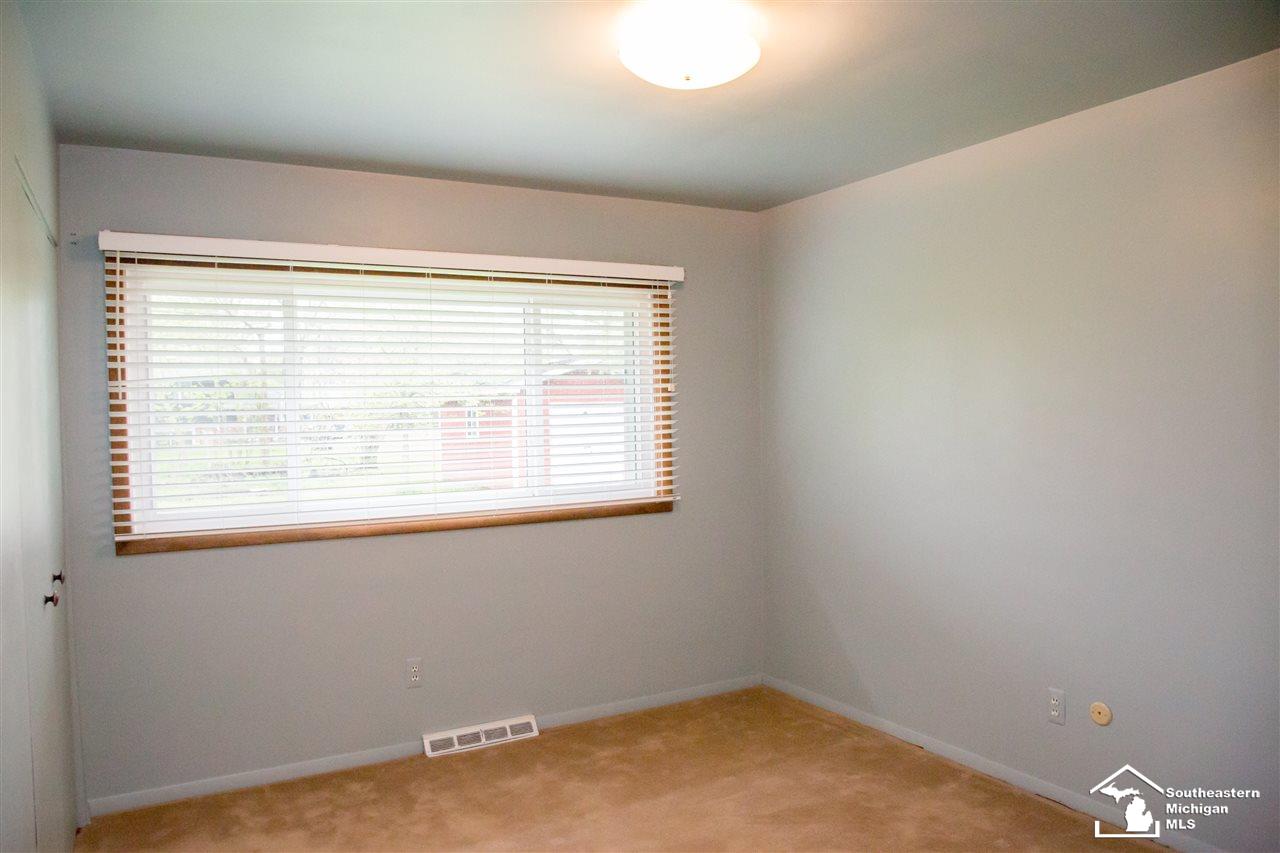 28368 Chatham Road Grosse Ile, MI 48138 - Photo 22 of 36 31347793-21.JPG