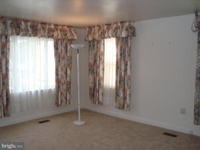 7827 Highpoint Road Parkville, MD 21234 - Photo 20 of 25 Living Room