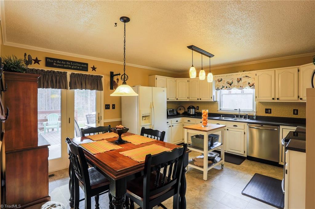 430 Saddletree Road Thomasville, NC 27360 - Photo 11 of 30 Gallery Image 11