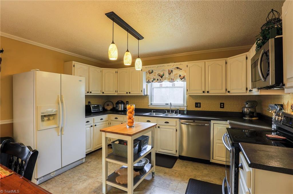 430 Saddletree Road Thomasville, NC 27360 - Photo 12 of 30 Gallery Image 12