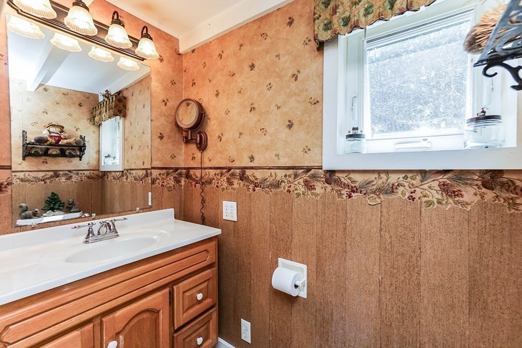 86 Oak Ridge Road Lunenburg, MA 01462 - Photo 17 of 32