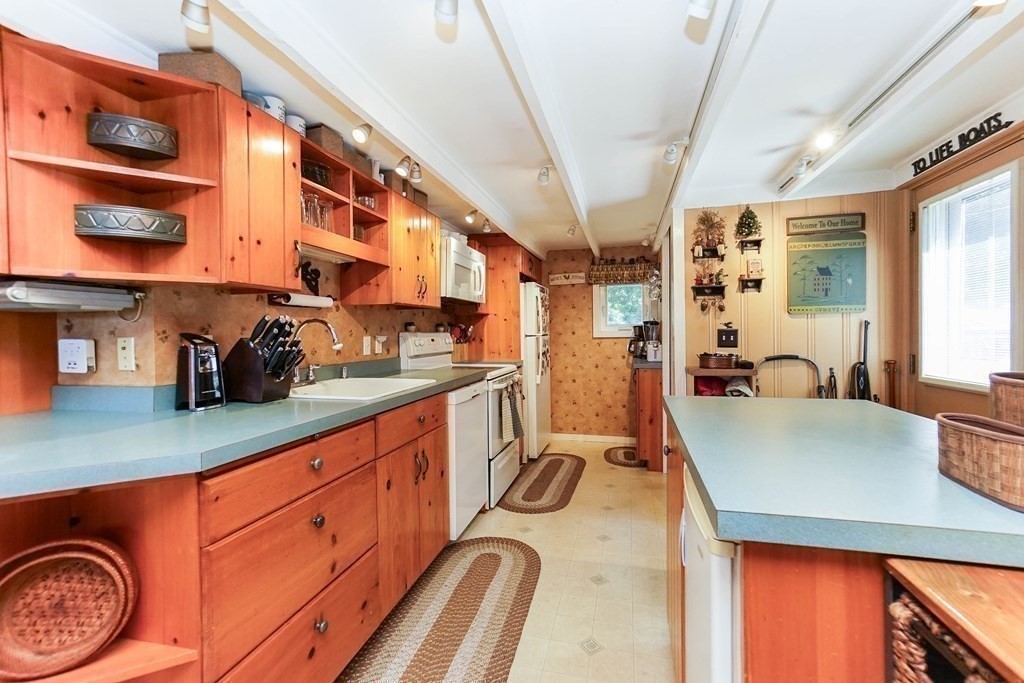 86 Oak Ridge Road Lunenburg, MA 01462 - Photo 3 of 32