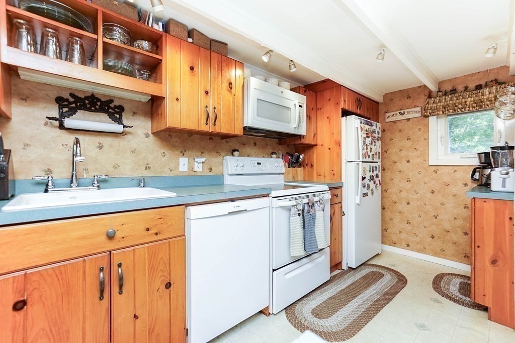 86 Oak Ridge Road Lunenburg, MA 01462 - Photo 4 of 32