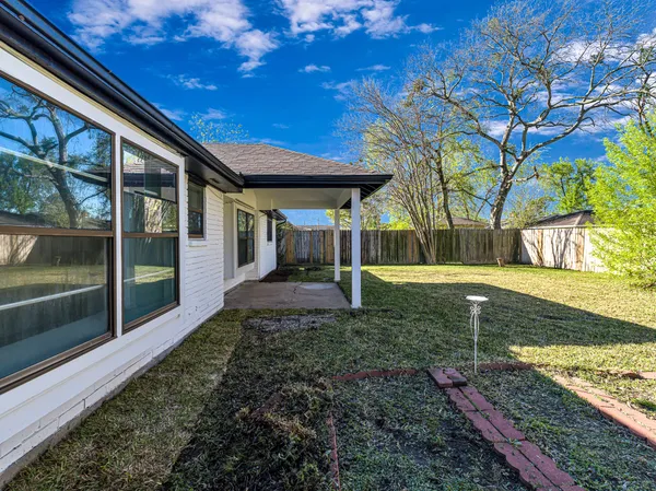 a view of a house with backyard and sitting area