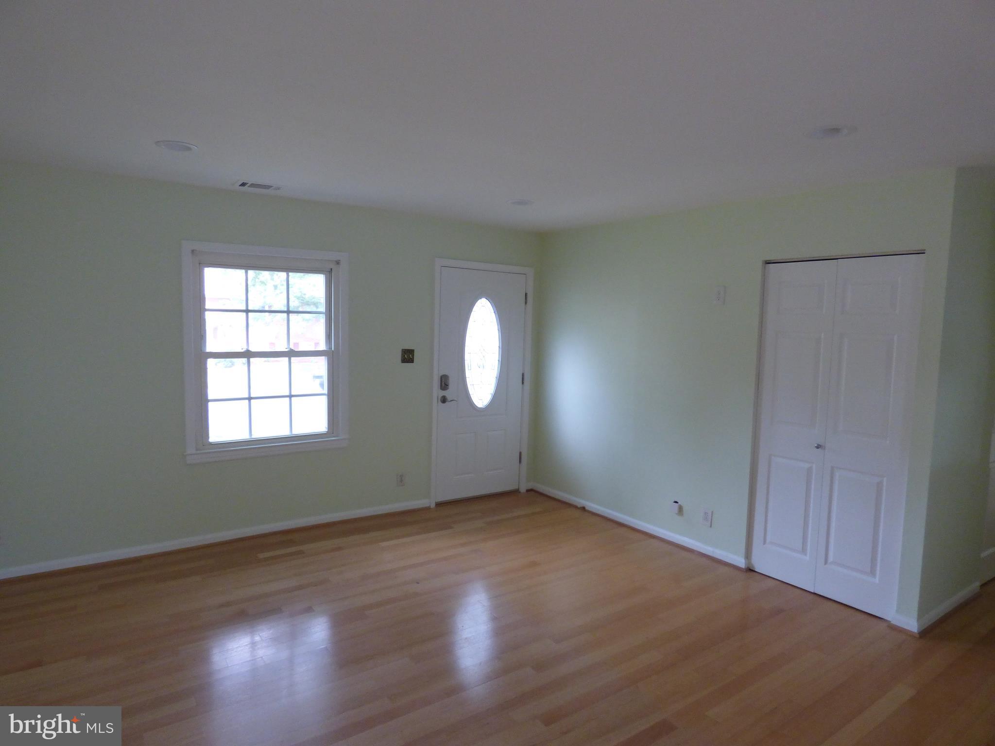 102 West Poplar Road Sterling, VA 20164 - Photo 3 of 20 Living Room