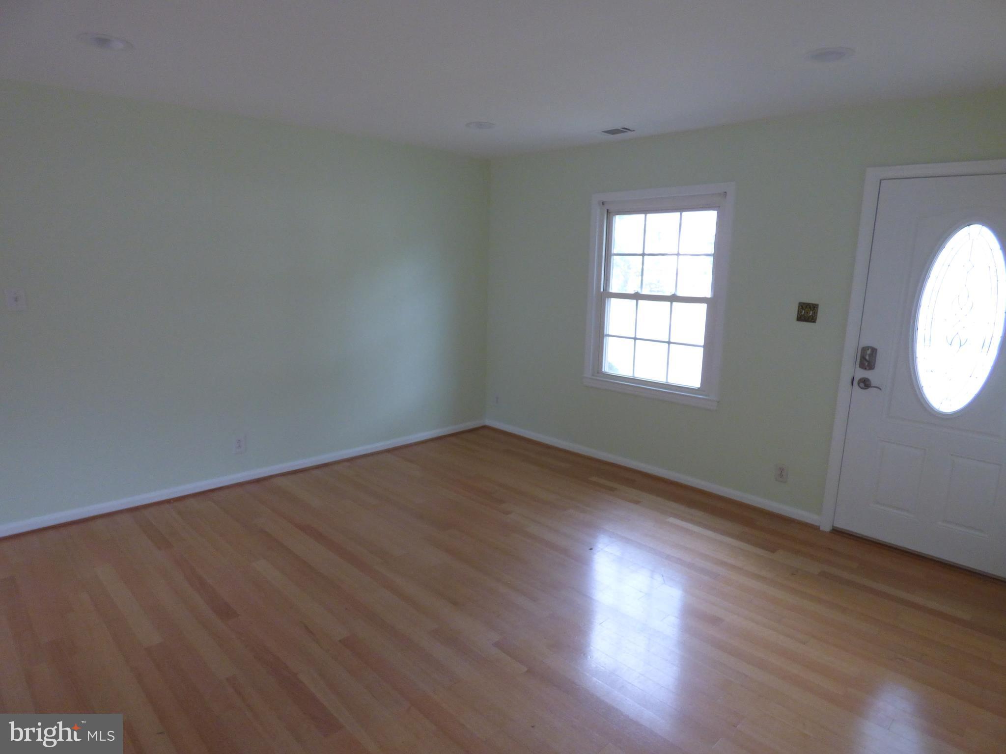 102 West Poplar Road Sterling, VA 20164 - Photo 5 of 20 Living Room