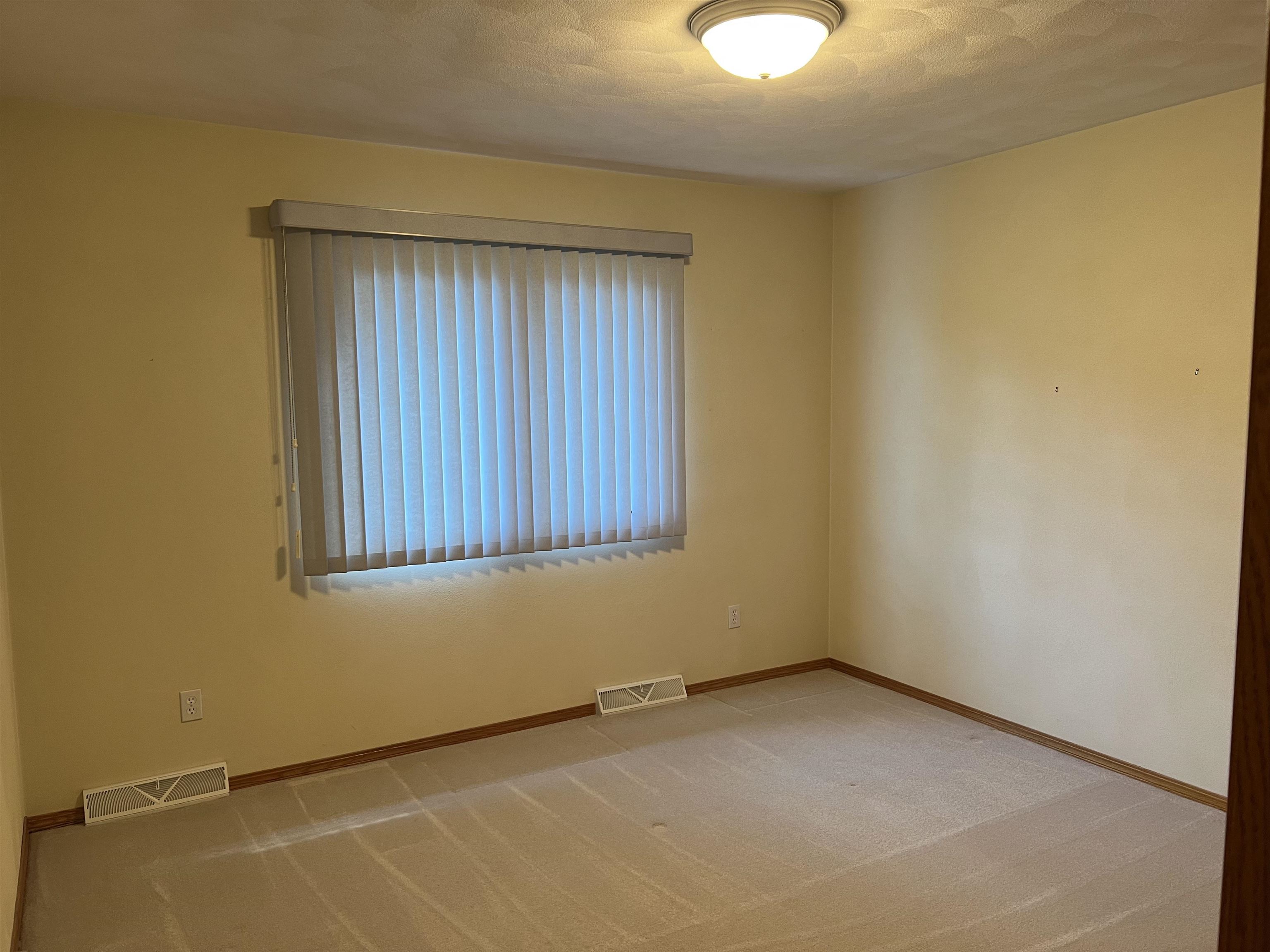 1917 Comanche Court Freeport, IL 61032 - Photo 15 of 25 an empty room with windows