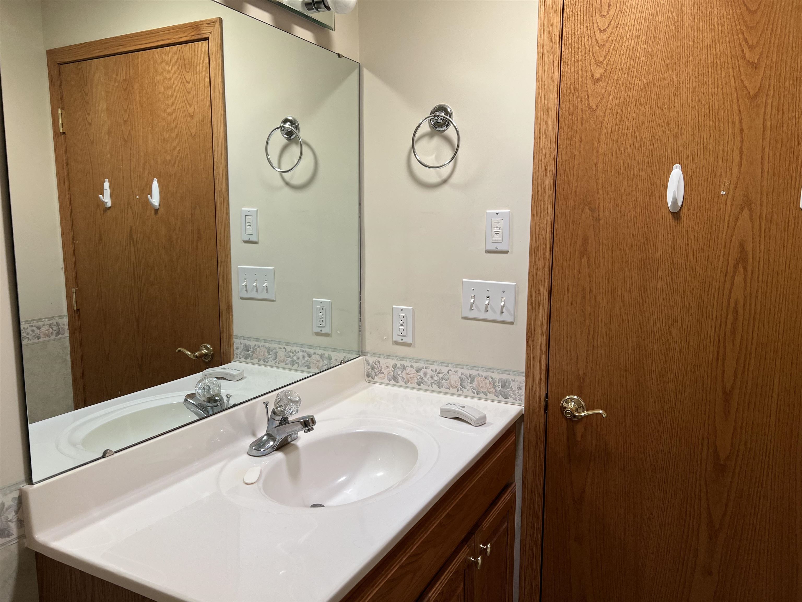 1917 Comanche Court Freeport, IL 61032 - Photo 21 of 25 a bathroom with a sink and a mirror