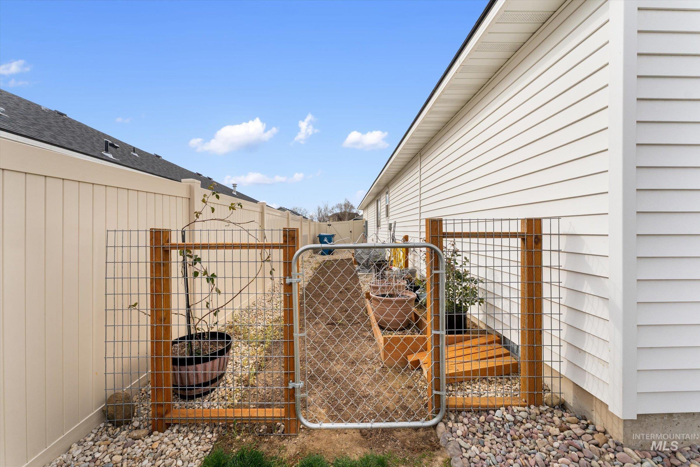 12798 Devonshire Street Caldwell, ID 83607 - Photo 39 of 42 View of yard featuring a gate