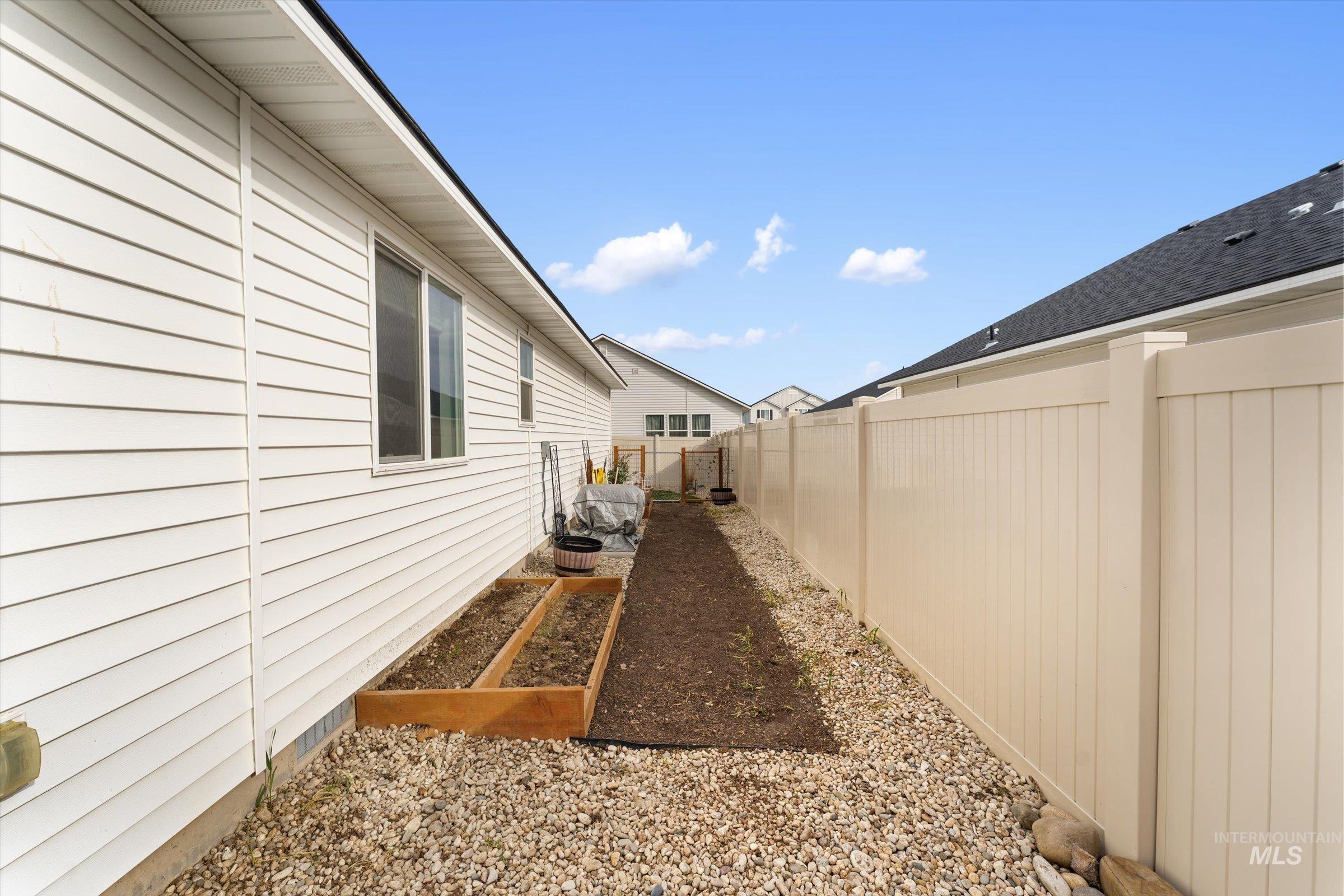 12798 Devonshire Street Caldwell, ID 83607 - Photo 41 of 42 Fenced backyard with a garden