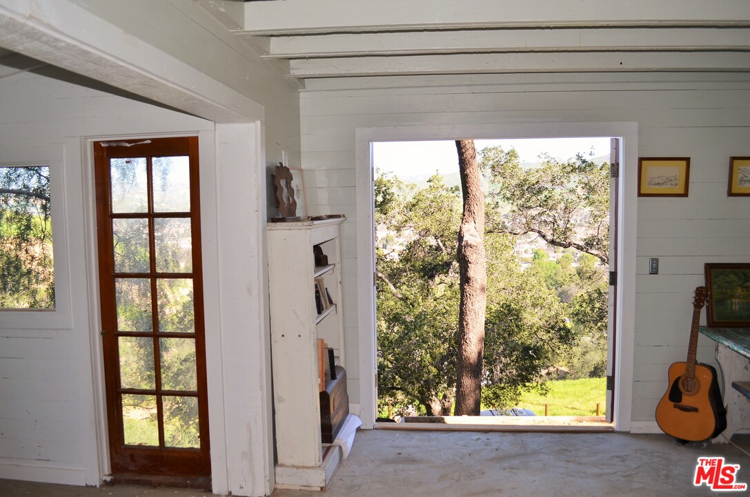 1021 Alta Vista Road Simi Valley, CA 93063 - Photo 3 of 15