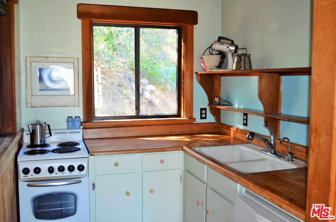 1021 Alta Vista Road Simi Valley, CA 93063 - Photo 9 of 15
