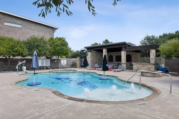 a view of a house with backyard