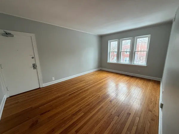 $1,350 | 2006 West Jarvis Avenue, Unit 3, Chicago, IL 60645