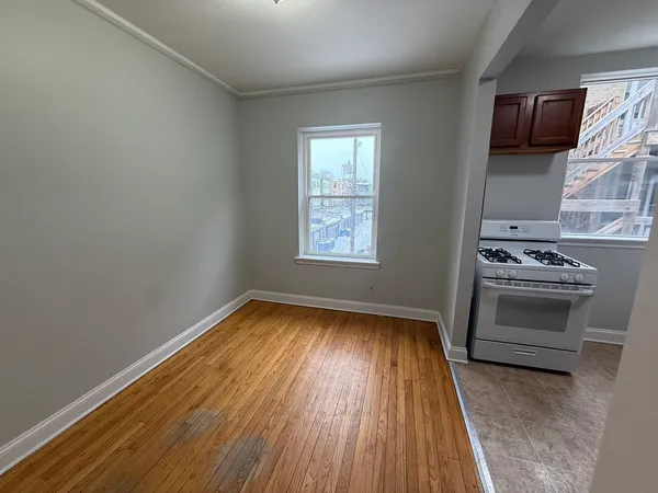 $1,350 | 2006 West Jarvis Avenue, Unit 3, Chicago, IL 60645