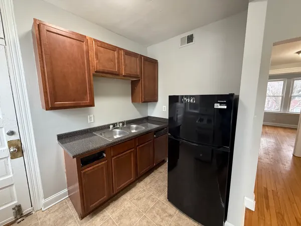 $1,350 | 2006 West Jarvis Avenue, Unit 3, Chicago, IL 60645