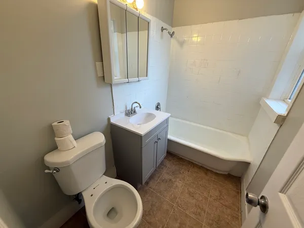 $1,350 | 2006 West Jarvis Avenue, Unit 3, Chicago, IL 60645