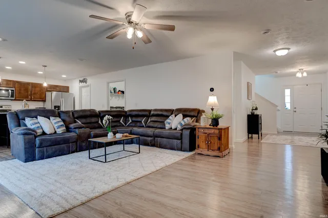 $299,500 | 15215 Shakespeare Drive, Evansville, IN 47725