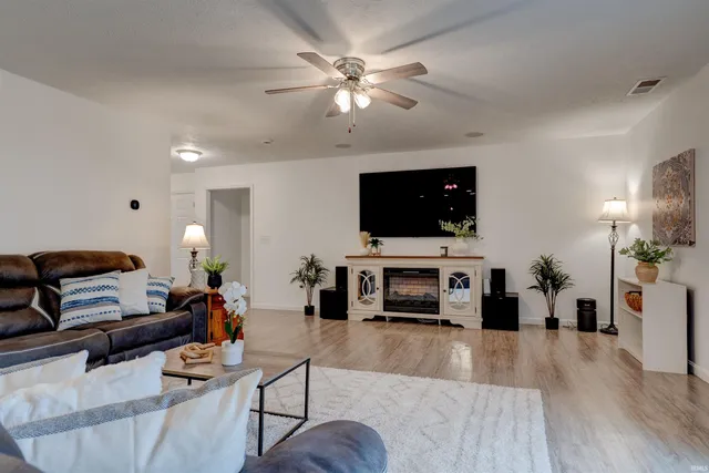 $299,500 | 15215 Shakespeare Drive, Evansville, IN 47725