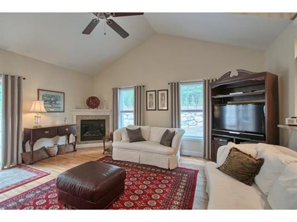 19 Winterberry Road, Unit 19 Pelham, NH 03076 - Photo 8 of 23 Gallery Image 8
